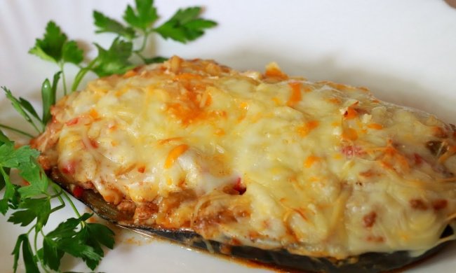 Баклажани фаршировані куркою і помідорами: ситний рецепт на всі випадки життя
