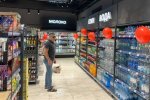 Чоловік у відділі води в магазині