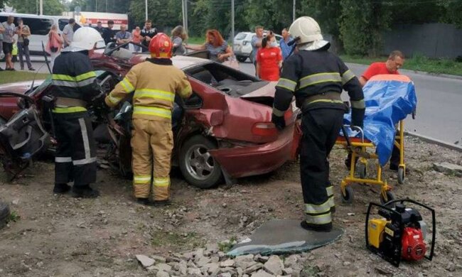 Під Хмельницьким "швидка" потрапила у жахливу ДТП – дев'ятеро в реанімації, шанси є не у всіх