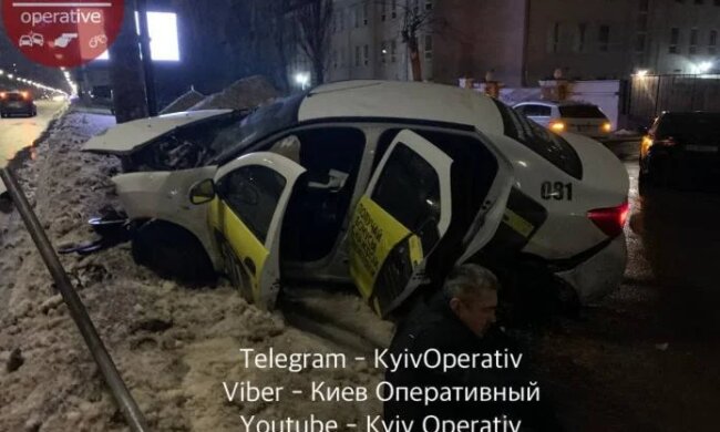 У Києві таксі потрапило в страшну ДТП, лікарі роблять все можливе: "Зламані ноги, ребра..."