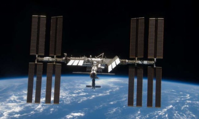 МКС зняли на тлі повного Місяця (фото)