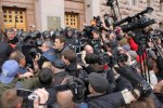 Напали на охорону та розбили вікна: активісти штурмом взяли Київраду