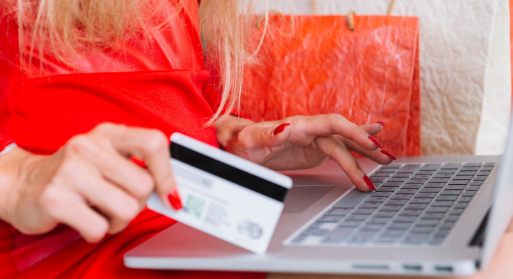 Оплата банковской картой / фото: Freepik