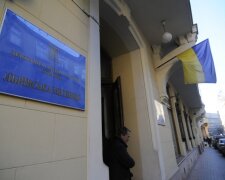 Львівські митники вляпалися у скандал: робили це по тричі на день