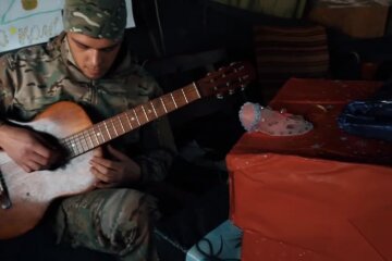 Воїни ЗСУ на Донбасі отримали подарунки, які діти збирали самі: "Непідробна любов"