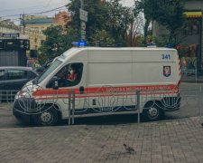 Девушки утроили массовое побоище в центре Киева: хватали за волосы и лупили ногами, видео не для слабонервных