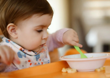 Ребенок ест