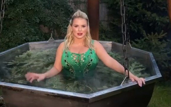 Анна Семенович, скриншот видео