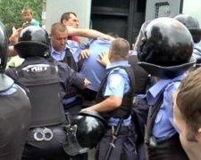 Копів-вбивць навчать манерам і повернуть на службу