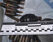 Чоловік зберігав вдома 200 патронів та гранату (фото)