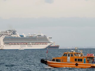 лайнер Diamond Princess в Японії, фото Reuters