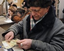 Переселенці отримають в липні платіжні карти-пенсійні посвідчення
