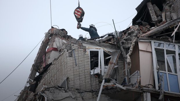 Обвал многоэтажки в России: количество жертв неустанно растет, спасатели сообщили страшное