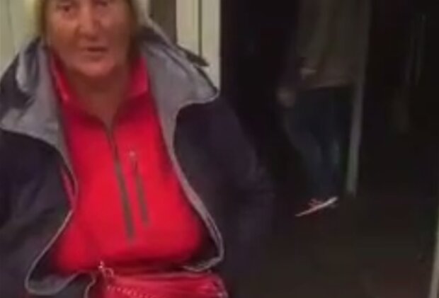 Мужчина разгромил "магазин" бабушки у метро, кадр из видео