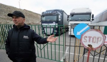 Ліки для онкохворих дітей вже місяць гниють на кордоні