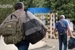 Чоловік з документами на кордоні