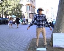 Одеський ЛГБТ-активіст обіймав перехожих