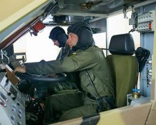 Наши курсанты научились лихо водить БТРы (фото)