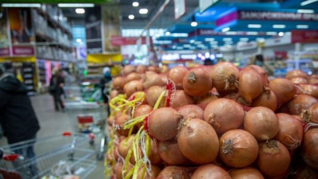 Цибуля в супермаркеті, фото darakchi