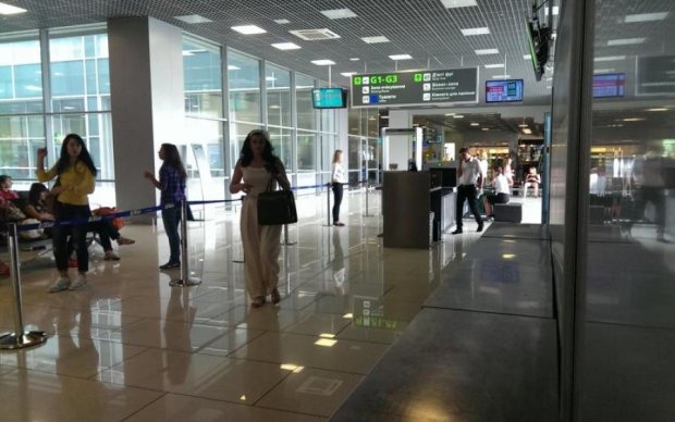 НП в київському аеропорті: розлючені пасажири намагалися захопити Жуляни