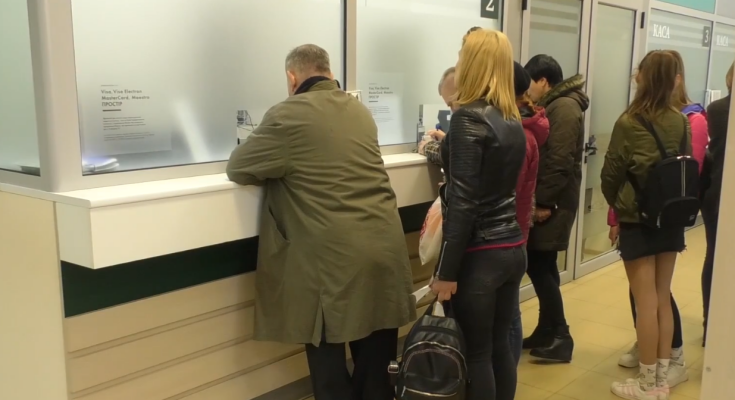 Украинцы в банке. Фото: скрин youtube