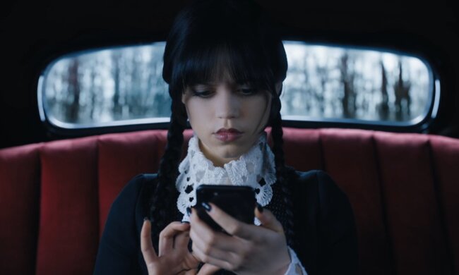Джена Ортега, кадр из сериала "Уэнсдей"