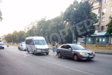 У Запоріжжі набита людьми маршрутка влетіла у легковик - реанімація