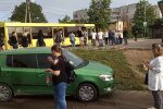 Львів'ян маринують у кілометрових чергах на маршрутки, у юрби здали нерви - "Садовий, де транспорт?"