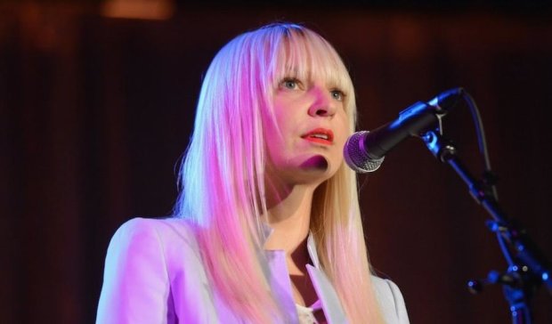 Халява не прошла: на Sia подали в суд из-за неудачного концерта