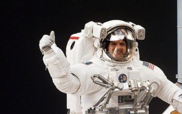 Не знімаючи штани: NASA створить скафандр для ледачих