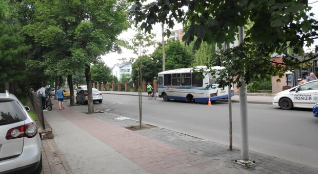 У Франківську переповнений автобус метнув колесо на ходу - машина "в гармошку", фара вщент