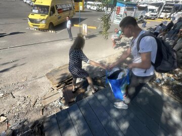 Пока Кличко в очередной раз перекладывает брусчатку, люди ползут к вокзалу на четвереньках: состояние унижает и впечатляет