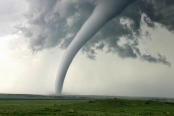 Моторошний торнадо зрівняв з землею ціле місто: дикі кадри катастрофи