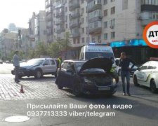 Два авто ухитрились столкнуться в полупустом центре Киева