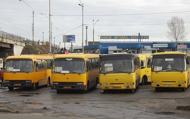 У Києві маршрутник змусив пасажирів валятися від реготу, бачила б це Фаріон, - кадри транспортного степдапу