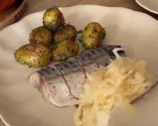 Запеченная молодая картошка с чесноком и укропом, кадр из видео