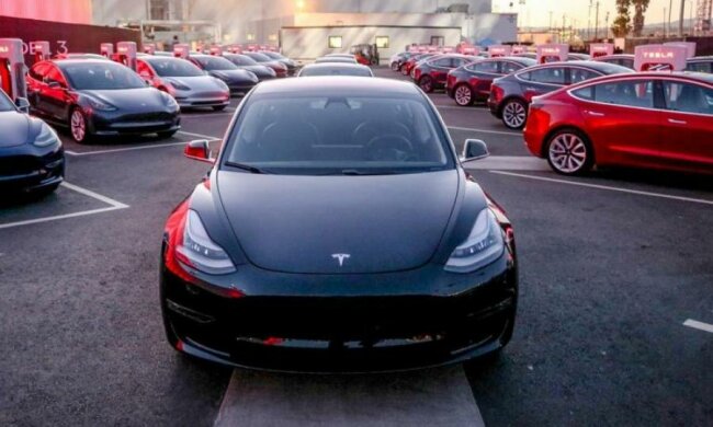 Разбитая в хлам Tesla Model 3: новых хозяев ищут среди украинцев
