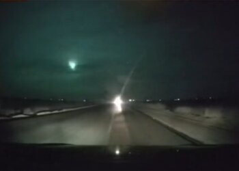 В небе заметили вспышку, скриншот