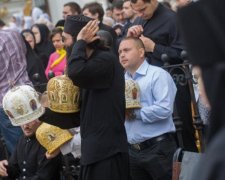 Украинец изгнал московского попа Кобзарем: видео экзорцизма