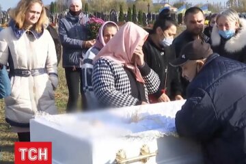 На Хмельнитчине похоронили 4-летнюю девочку, которую замучила мать, скриншот