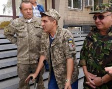 Розгнівані ветерани АТО запхали у смітник нахабного чинушу