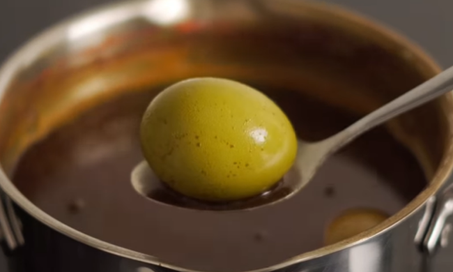 Як зробити  оливкові крашанки, кадр з відео