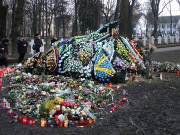 Море квітів і сліз: в Одесі попрощалися з по-звірячому вбитою школяркою Дашею Дробот, скорботні кадри