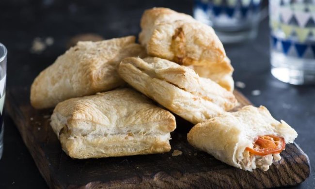 Рецепт запашних пиріжків з помідорами та бринзою