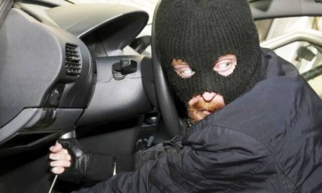 Зловмисники обікрали автомобілі на 250 тис грн під Житомиром