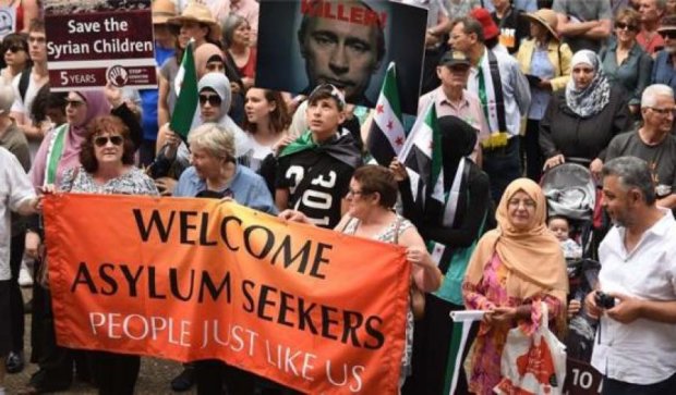 Австралійці на мітингу назвали Путіна вбивцею та підтримали біженців