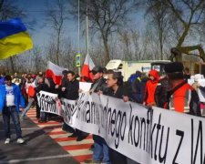 Польська громада Львівщини перекрила трасу Львів-Варшава