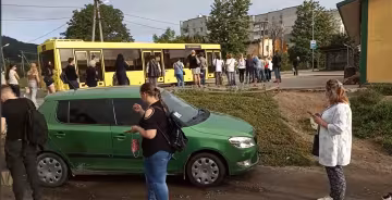 Львовян маринуют в километровых очередях на маршрутки, у толпы сдали нервы - "Садовый, где транспорт?"