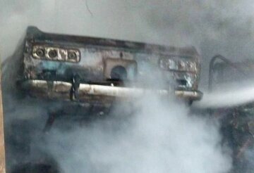 Сгоревший гараж и автомобиль в Днепре после российской атаки