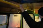 Задубілих харків'ян катають у маршрутці без даху: "Кабріолет?"
